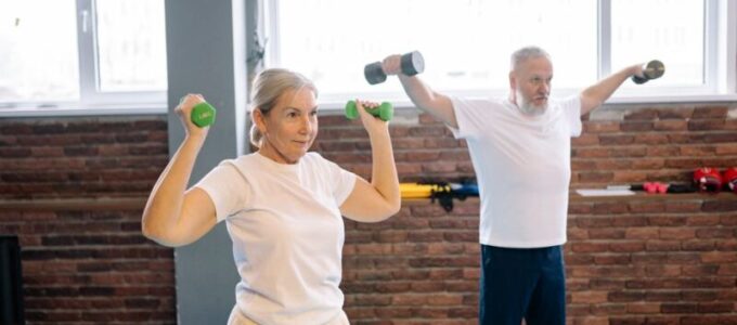 Två äldre som tränar på gym