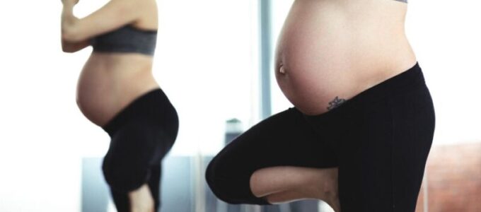 Gravid kvinna som tränar